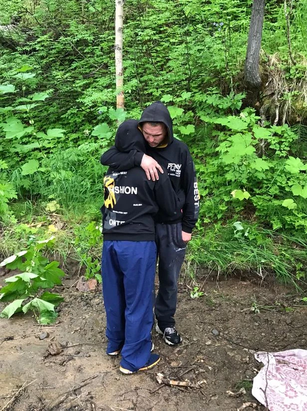 Aç ayı iki kişiyi ormanda 10 gün esir aldı